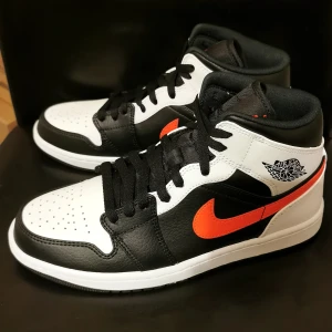 Nike Air Jordan 1 Mid - Chile Red - Air Jordan 1 Mid - Chile Red. Helt nya i box. Storlek 41, US 8. 1400 med frakt, annars skickas de tillbaka. 