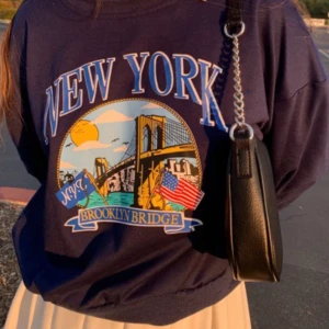 Super trendig collage tröja - Vintage collage tröja. Super fin och använd 3 gånger. 150kr startbud, buda i kommentarerna med minst 10 kr 