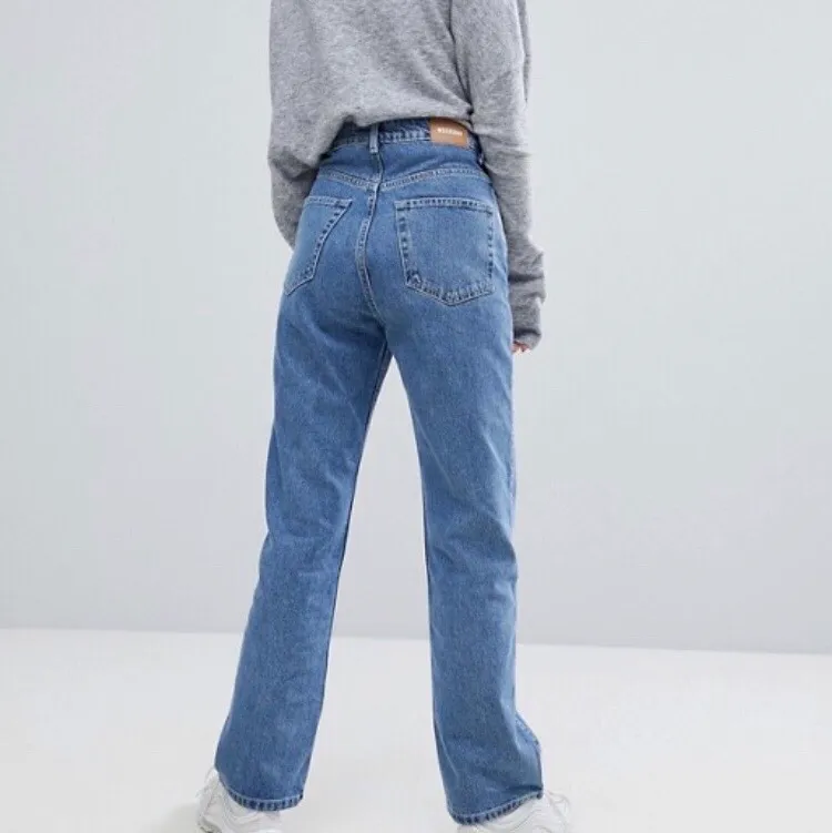 Raka jeans från Weekday i modellen Row. Använda men är i väldigt bra skick!. Jeans & Byxor.