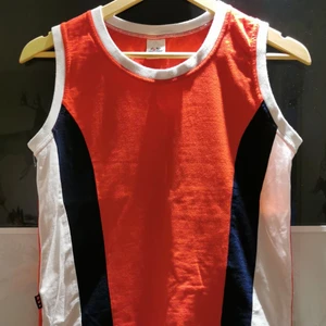 Linne - Skitsnygg linne som tyvärr inte kommer till användning, köpt second hand men aldrig använd av mig så I väldigt bra skick :) storlek S men den sitter inte tajt på mig som har S, pris exklusive frakt :) 