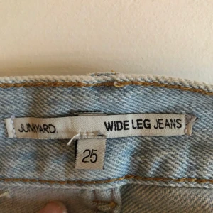 Junkyard wide leg - Hej! Säljer dessa snygga jeans från Junkyard i modellen wide leg i stolek 25. Frakten betalas av köparen!                                                                  Budningen avslutas den 31/12.                             BUDA I KOMMENTARENA!✨