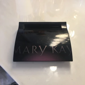  - Magnetisk makeup hållare,rengörs såklart innan försäljning