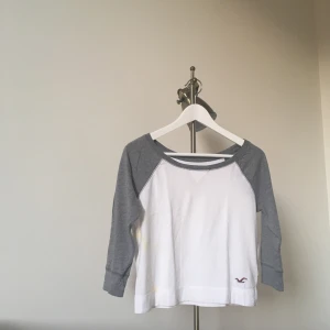  - Hollister 3/4 sleeves tröja. Använd inte så ofta.  Kan mötas upp runt Sthlm eller köparen står för frakt🌻
