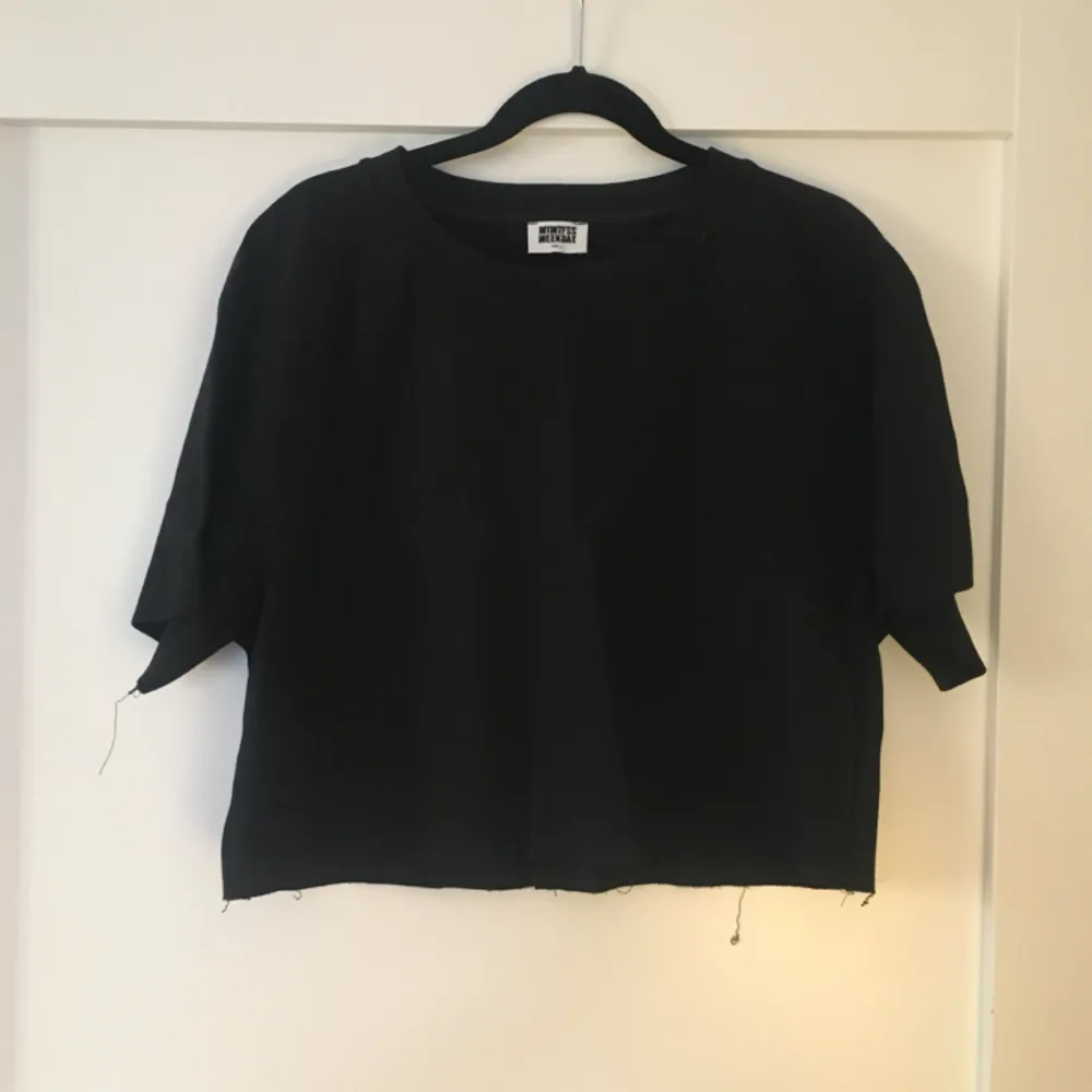 En svart, löst sittande crop top strl S från Weekday✨. Toppar.