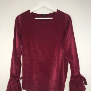  - Väldigt snygg röd blus i strl XS. Väldigt fint tyg och fina ändar på armarna. 