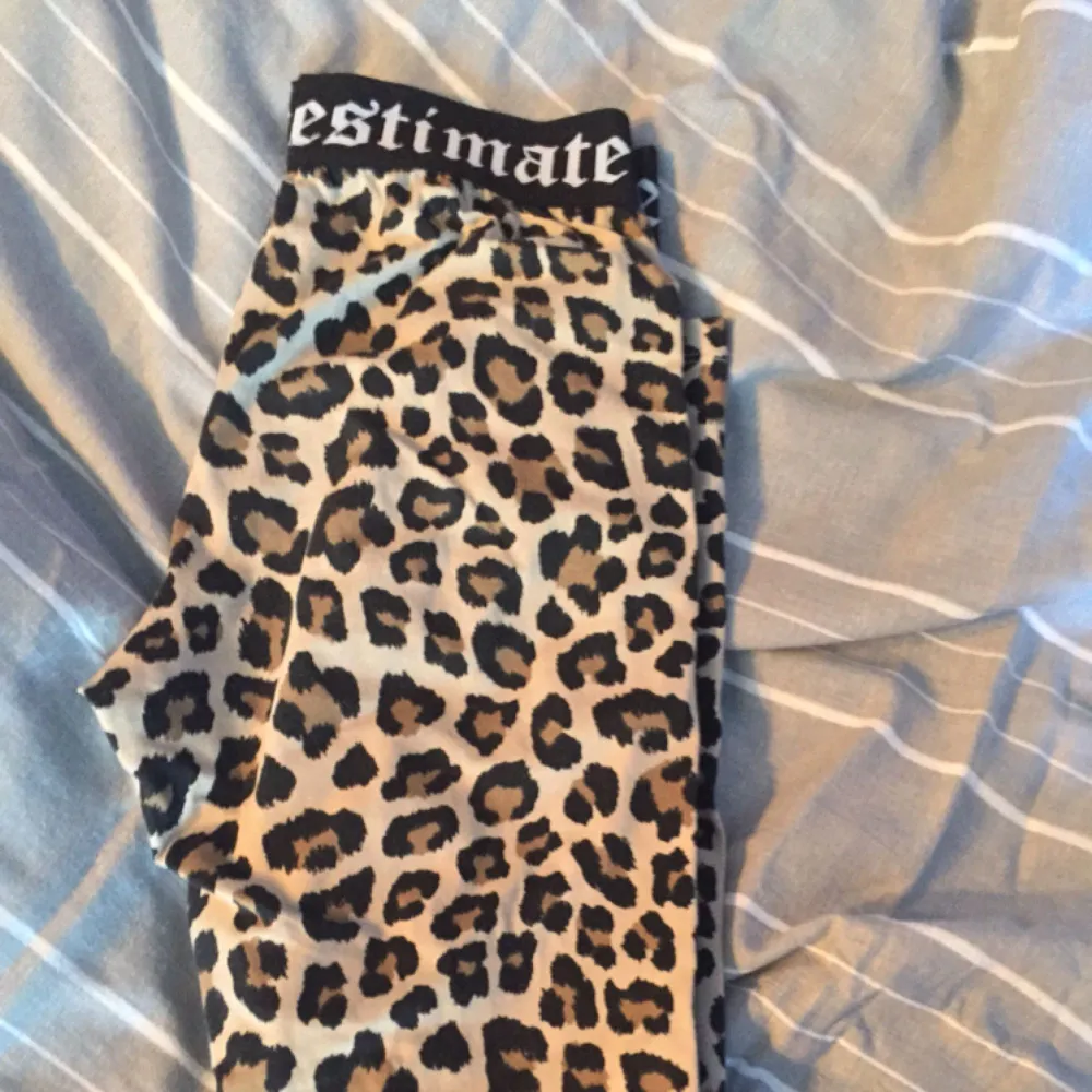 Superfina leopardtights från H&M. Sitter tyvärr för tight på mig 😭 superfina 😘. Jeans & Byxor.
