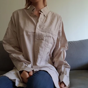  - Oversized beige skjorta från Tommy hilfiger. Sitter som en L/xL. Både uppklädd och casual. Använd ett fåtal gånger. frakten ingår i priset🌻