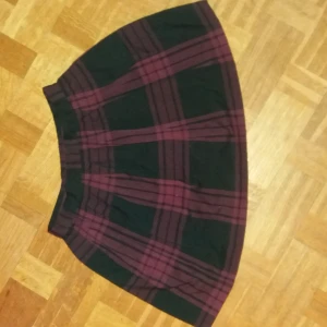  - Skotsrutig kjol från Monki. Stl 40. 40kr Frakt: 9kr.
