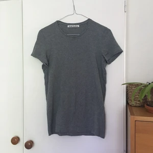  - Grå stilren T-shirt från acne, säljes endast pga för liten! Storlek s men jag skulle säga XS. 