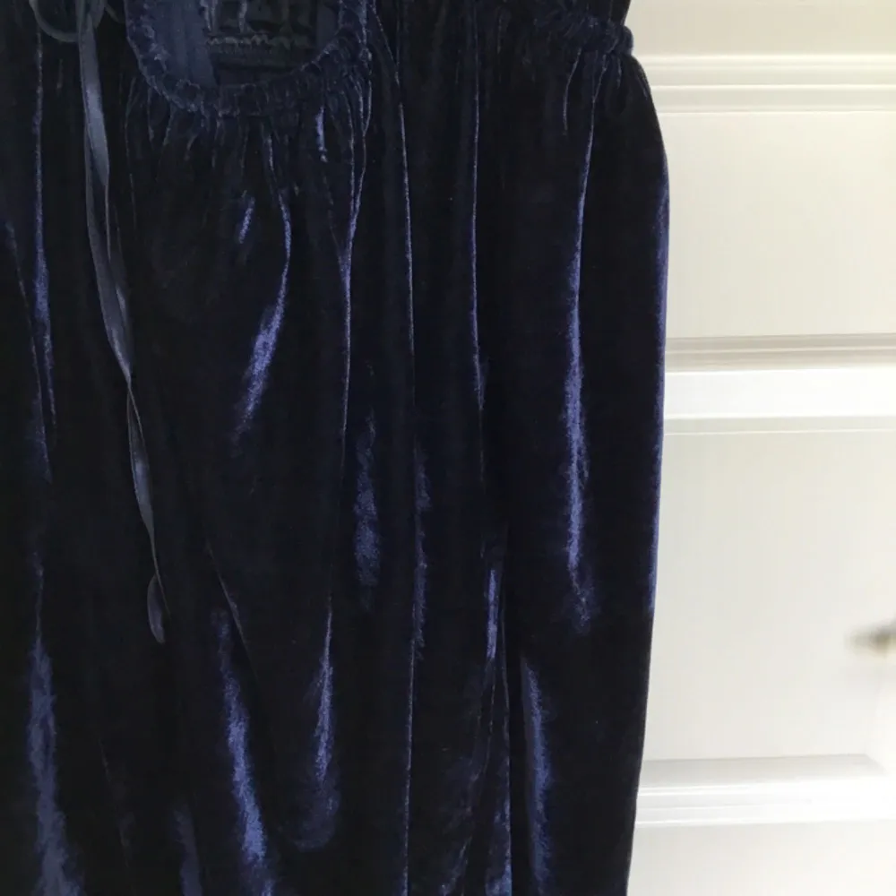 Mörkblå sammetklänning från Nelly.com. Använt 1 gång på julafton, jättefin! 100kr + frakt eller mötas upp i Stockholm . Klänningar.