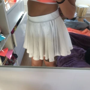  - Vit tenniskjol, använd en gång, jättefin!