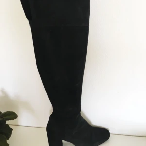  - Lårhöga stövlar i mocka från Zara. Sparsamt använda. Ok att komma med egna prisförslag. Köparen betalar frakten. 