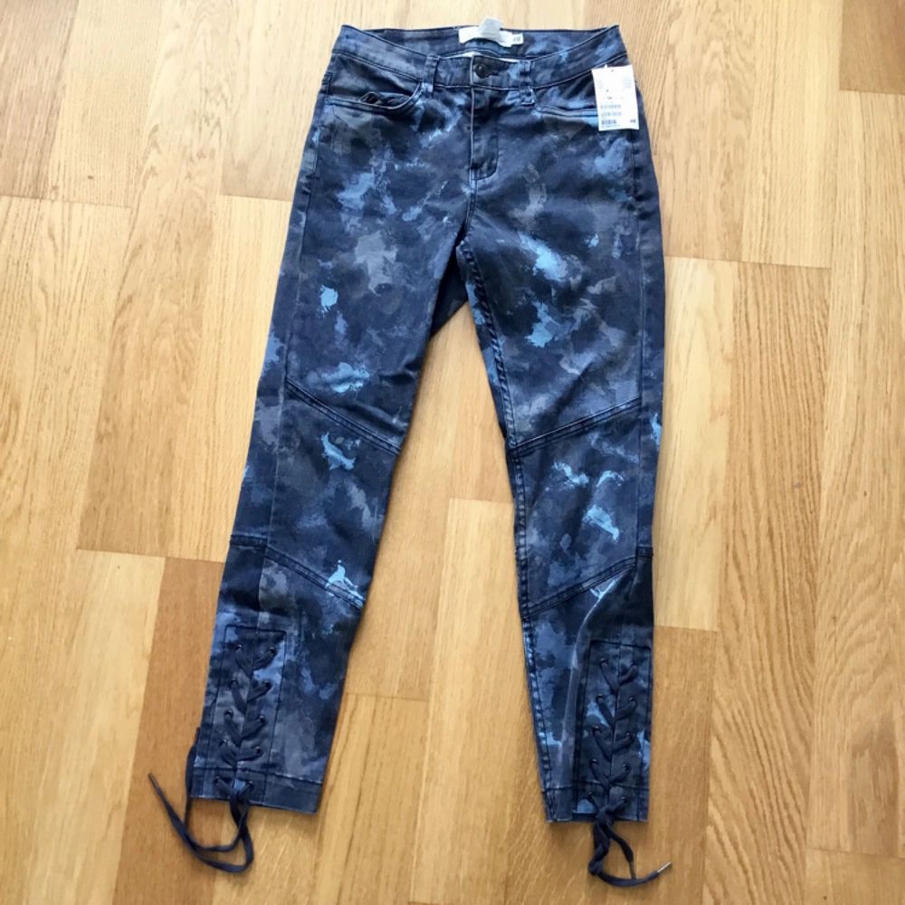 Snygga mönstrade jeans som sitter | Plick Second Hand
