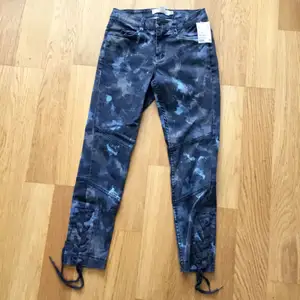 Snygga mönstrade jeans som sitter superfint på! Helt oanvända (prislapp på). 100kr + frakt eller mötas upp i Stockholm 