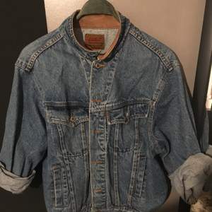 Vintage dobber jeansjacka med läder inne på kragen. Betalas via swish. Köparen står för frakt men kan även mötas i stockholm.