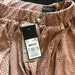  - Helt ny oanvänd SOAKED kjol i XS. Fint material läder likt  Kan gå med på billigare pris vid köp av andra kläder av mig. 