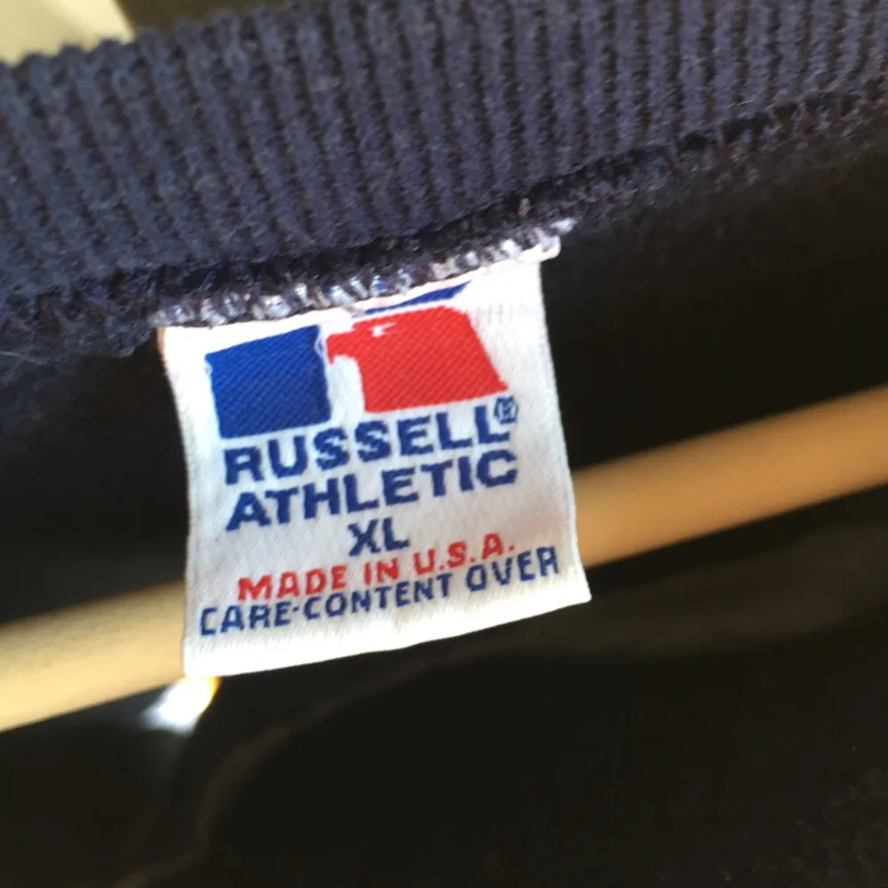 Snygg oversized tröja från Russel athletic. Använd 1 gång så i gott skick. Köparen står för frakten och betalning sker via swish 💙. Hoodies.