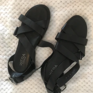  - Svarta sandaler från Wera Stockholm. Knappt använda. Storlek 38. 