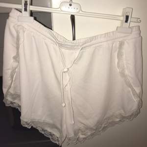 Vita mjuka shorts i fint material med spetsdetaljer. Fraktar endast, frakt ingår i priset.