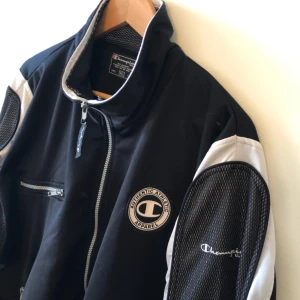  - Vintagejacka från Champion i fint använt skick