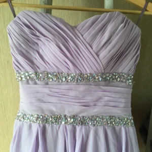  - Klänning använd 1 kväll. Stl 38/40 med korsett snörning i ryggen. Köptes för 1800:-