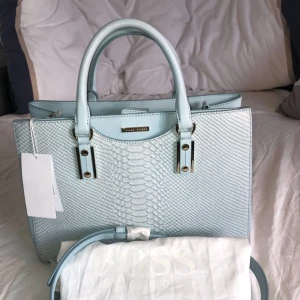  - Hugo boss en turkos blå, använda några gånger. Fint som ny.  Pris är Negotiable