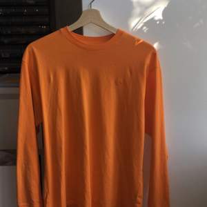 Fin orange långärmad tröja från Junkyard! Nästan aldrig använd så i gott skick. Ganska stor i storleken så skulle säga att den passar dom flesta storlekar beroende på hur man vill att den ska sitta. Frakt ingår i priset! 🧡✨