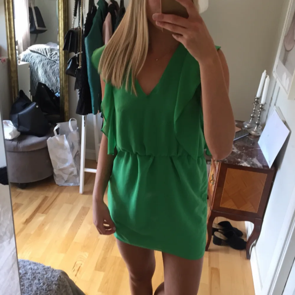 Grön klänning från zara, köparen står för frakten!💕. Klänningar.