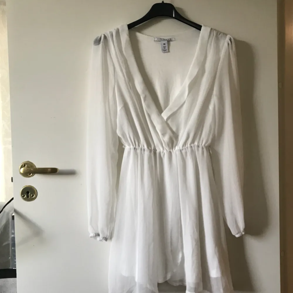 Helt oanvänd vit v-ringad klänning perfekt nu under sommaren! 150kr + frakt. . Klänningar.