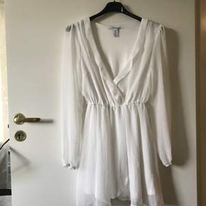 Helt oanvänd vit v-ringad klänning perfekt nu under sommaren! 150kr + frakt. 