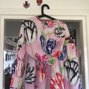  - Fint set från Weekday! Tröja i S och kjol i M. Sitter tight på mig pga har gått upp en storlek 😐 Perfekt för midsommar, bröllop eller allmän kul fest 😊🙃😃