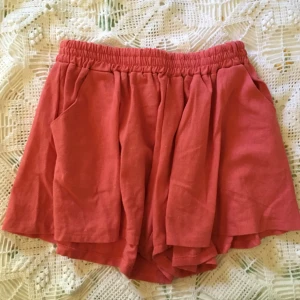  - Oanvända shorts från okänt märke då det inte sitter någon lapp i. Jag uppskattar att shortsen är i storlek 36. Det är ett par shorts men när man har på sig dom ser det ut som en kjol. Fraktkostnad tillkommer.