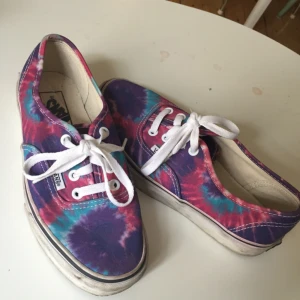  - Säljer ett par Vans i storlek 37 med tie dye mönster på. Har bara använt dom 2-3 gånger så de är i väldigt gott skick! Inköpta för 750 kronor.  Köparen står för eventuell frakt :)