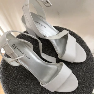  - Vita klackar från Din Sko. Aldrig använda pga felköp. Storlek 40, normala i storleken! Ord pris 299. Frakt + 50kr eller mötas upp i Uppsala