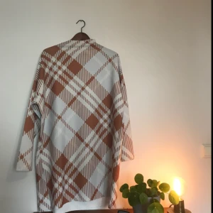  - Oanvänd, lös passform.  Färg: vit, brun 