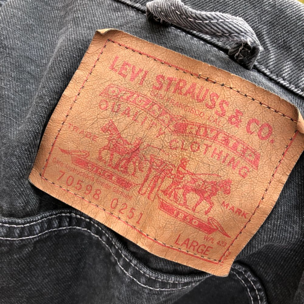 Vintage Levis jeansjacka från 80-talet i trevligt skick. Kan hämtas i Uppsala eller skickas mot fraktkostnad . Jackor.