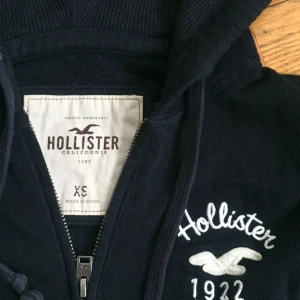  - Marinblå hoodie från Hollister. Gammal favorittröja men varsamt använd!