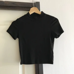  - Svart magtopp med kort polokrage  ❗️fri frakt❗️ Skickar gärna fler bilder 😊