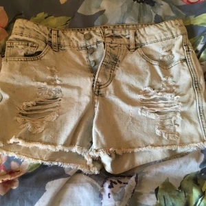  - Oanvända snyggt slitna jeans shorts med hög midja. Liten i storlek. 