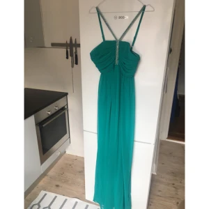  - Vacker grön klänning med smala band och lite bling. Använd på ett bröllop :)  Köparen betalar frakt, finns vid Fridhemsplan i Stockholm för upphämtning! 