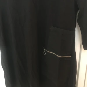  - Tröja/tunika/klänning från Monki. Använd ett fåtal gånger. Trekvartsarmar. Frakt tillkommer. 