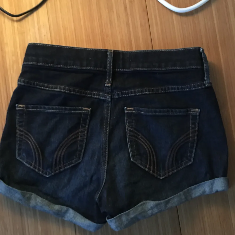 Hollister jeansshorts. Högmidjade, 25 i midjan. Frakt tillkommer✨. Shorts.