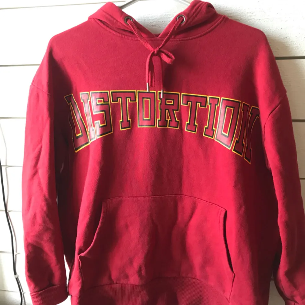 En röd hoodie från Carlings! Storlek S men passar en M-L. Använd fåtal gånger, säljer pga att jag inte använder den längre. Kan mötas i Gävle eller fraktas då köparen står för fraktkostnaden 😉. Hoodies.