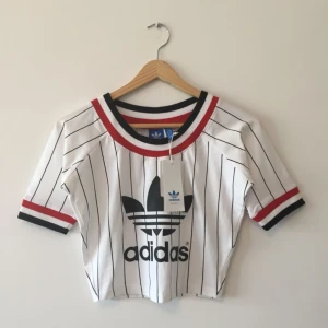  - Helt ny croppad Adidas-top. Storlek 36. 