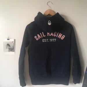  - Säljer en Sail Racing tjocktröja som knappt är använd 