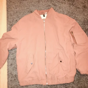  - Rosa/nougatfärgad jacka från H&M, använd väldigt sparsamt så i mycket fint skick. Silvriga detaljer. Köparen står för frakten på 58kr och betalning sker via swish eller kontoöverföring :)