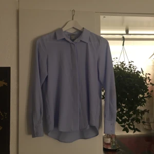  - Supersnygg skjorta i blus-material. 