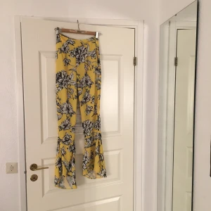  - Superfina byxor från Missguided. Önskar att jag kunde använda själv, men de är för små för mig tyvärr. Liten utsvängning vid botten, och dragkedja på baksidan.