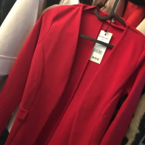  - Kavaj aldrig använd. Tags kvar