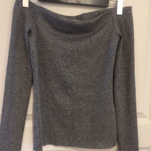  - Mörkgrå Offshoulder top från hm stl 38. Använd en gång. Som ny.   Garderobsrensning, se mina övriga annonser. Möjlighet till samfrakt.   Köparen står för frakt. Ansvarar ej för postens ev slarv.